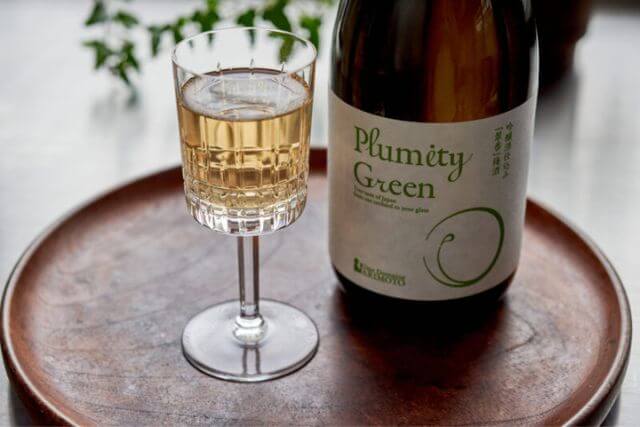 銘柄ラベルが美しい白ワインボトル