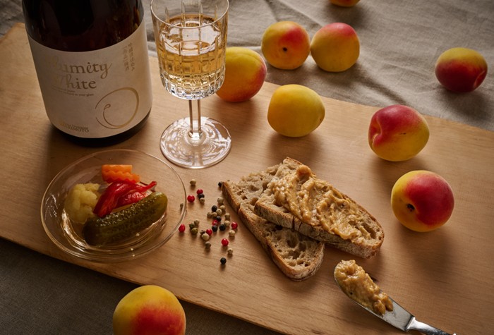 木製ボードに並ぶチーズとアプリコット