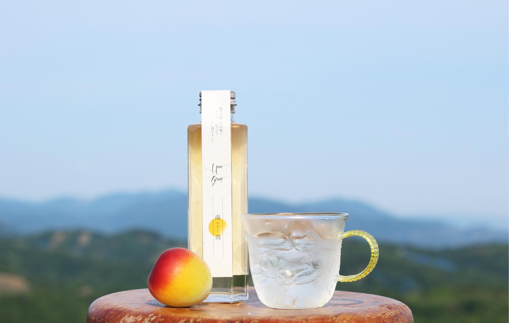 山並み背景のジュースと桃とグラス