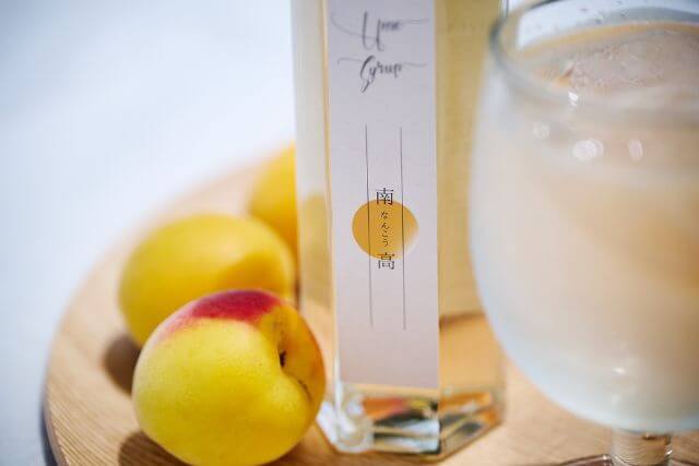 木製プレートに並ぶレモンと飲み物