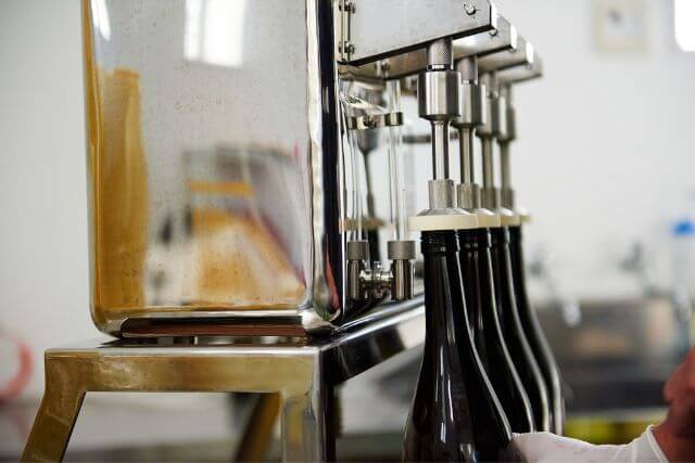 最新のロボットアームが机で作業中