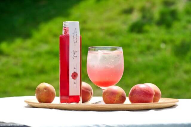 ピーチジュースと桃の夏風景