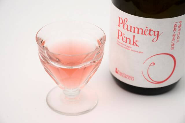 ロゼワインのグラスとボトル