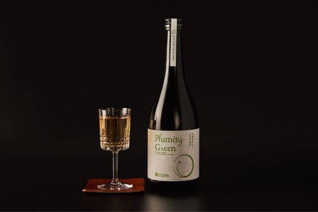 黒背景に映えるワインボトルとグラス